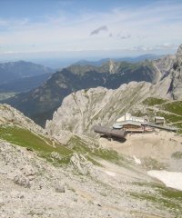 Grossansicht in neuem Fenster: Bergstation der Karwendelbahn, Bild von Kira Nerys aus Wikipedia Grossansicht in neuem Fenster: Bergstation der Karwendelbahn, Bild von Kira Nerys aus Wikipedia