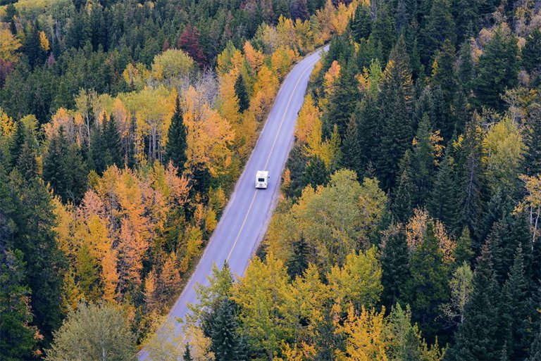 Wohnmobil in Landschaft Luftaufnahme
